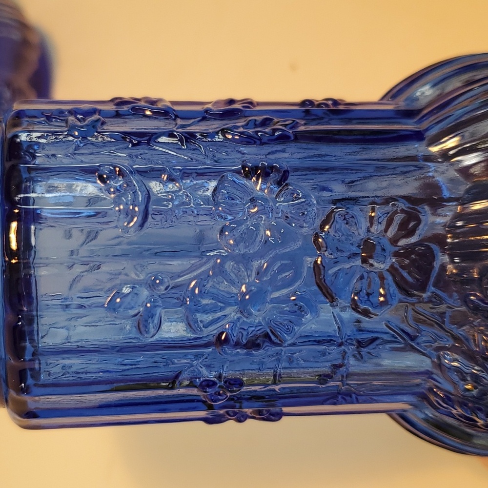 Vtg Cobalt Blue Glass Spice Shakers 5" Floral Design Aluminum Screw Top Set of 2 - Picture 4 of 9